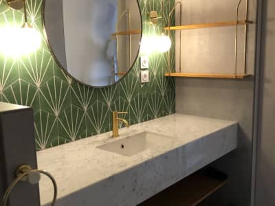 Une salle de bain toute verte dans le XIe