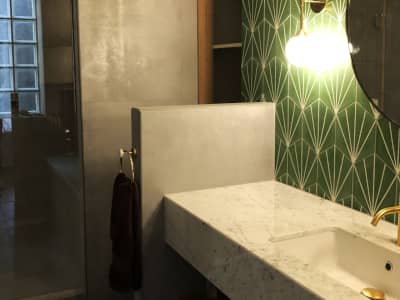 Une salle de bain toute verte dans le XIe