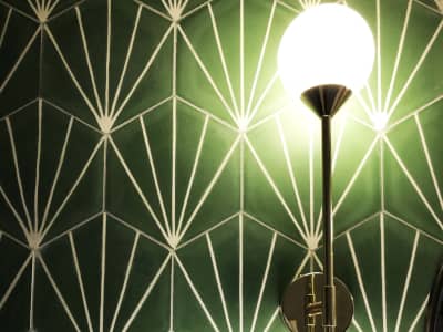Une salle de bain toute verte dans le XIe