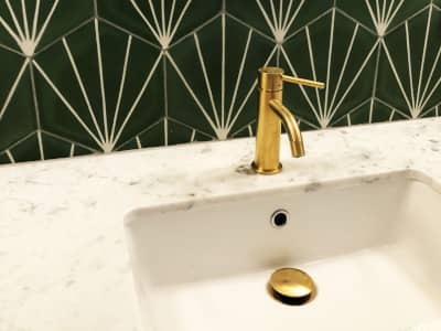 Une salle de bain toute verte dans le XIe