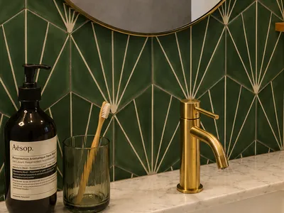 Une salle de bain toute verte dans le XIe